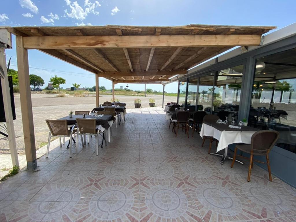 Hotel Restaurant La Ceinture Vauvert Buitenkant foto